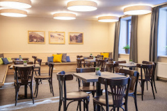 Sie sehen eine Ansicht des Cafés im JUFA Hotel Mariazell – Sigmundsberg. Der Ort für erholsamen Familienurlaub und einen unvergesslichen Winter- und Wanderurlaub.